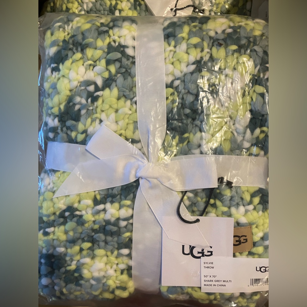 NWT UGG SYLVIE THROW BLANKET in shark grey multi